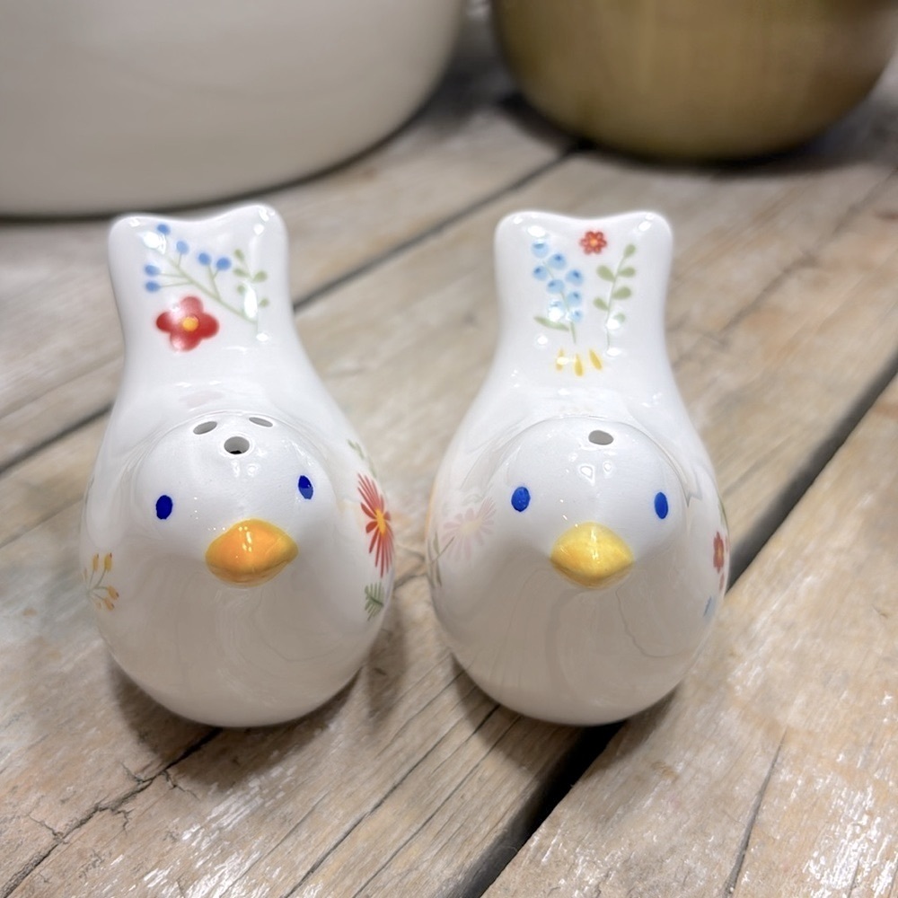 NWT Scattered Petals Salt | Pepper Shakers. 2.75”T Whimsical Bird | Floral - Picture 5 of 8